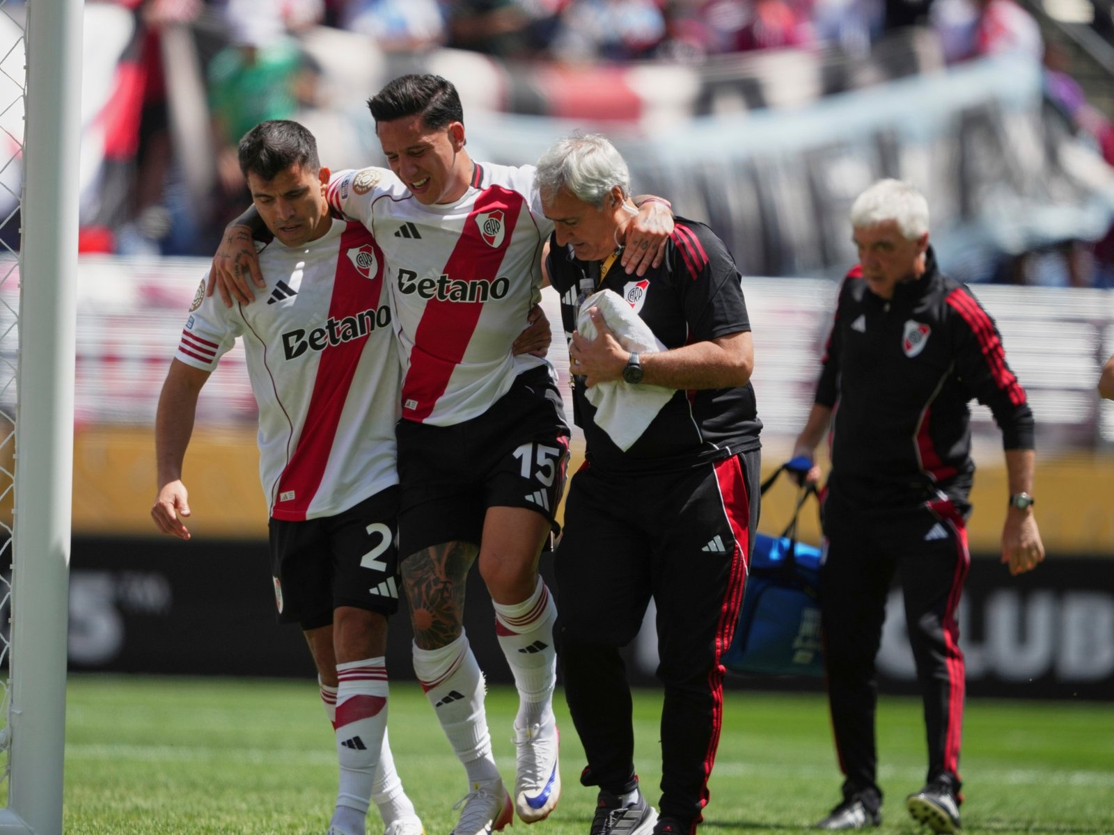 La dura realidad de una lesión inesperada para River Plate En medio de la celebración por un valioso triunfo, la alegría... Descubre más sobre imagen, aunque...