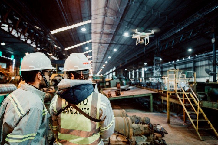 La normativa todavía no contempla drones ni robots en las obras (gentileza Lisual Productora).