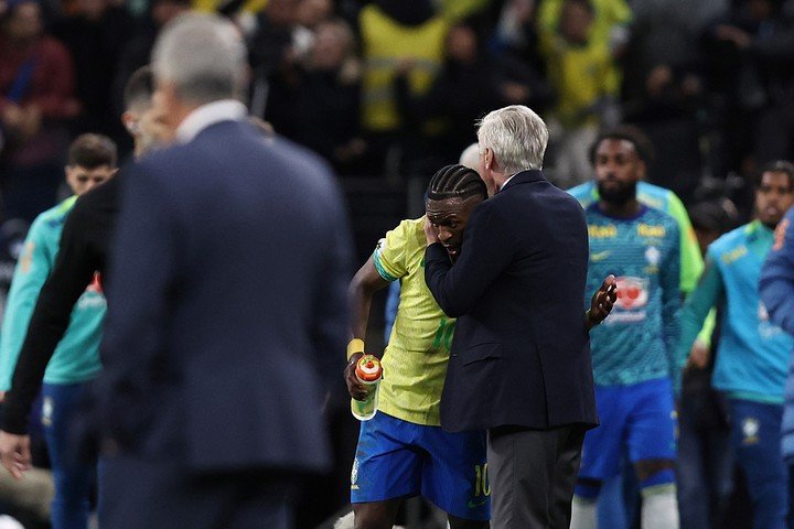 Ancelotti felicita a Vinicius. EFE