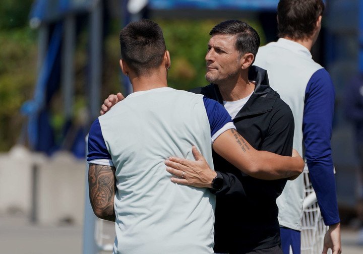 Abrazo Javier Zanetti y Lautaro Martinez en el entrenamiento del Inter. Foto: Marcelo Ferreiro - CLARIN