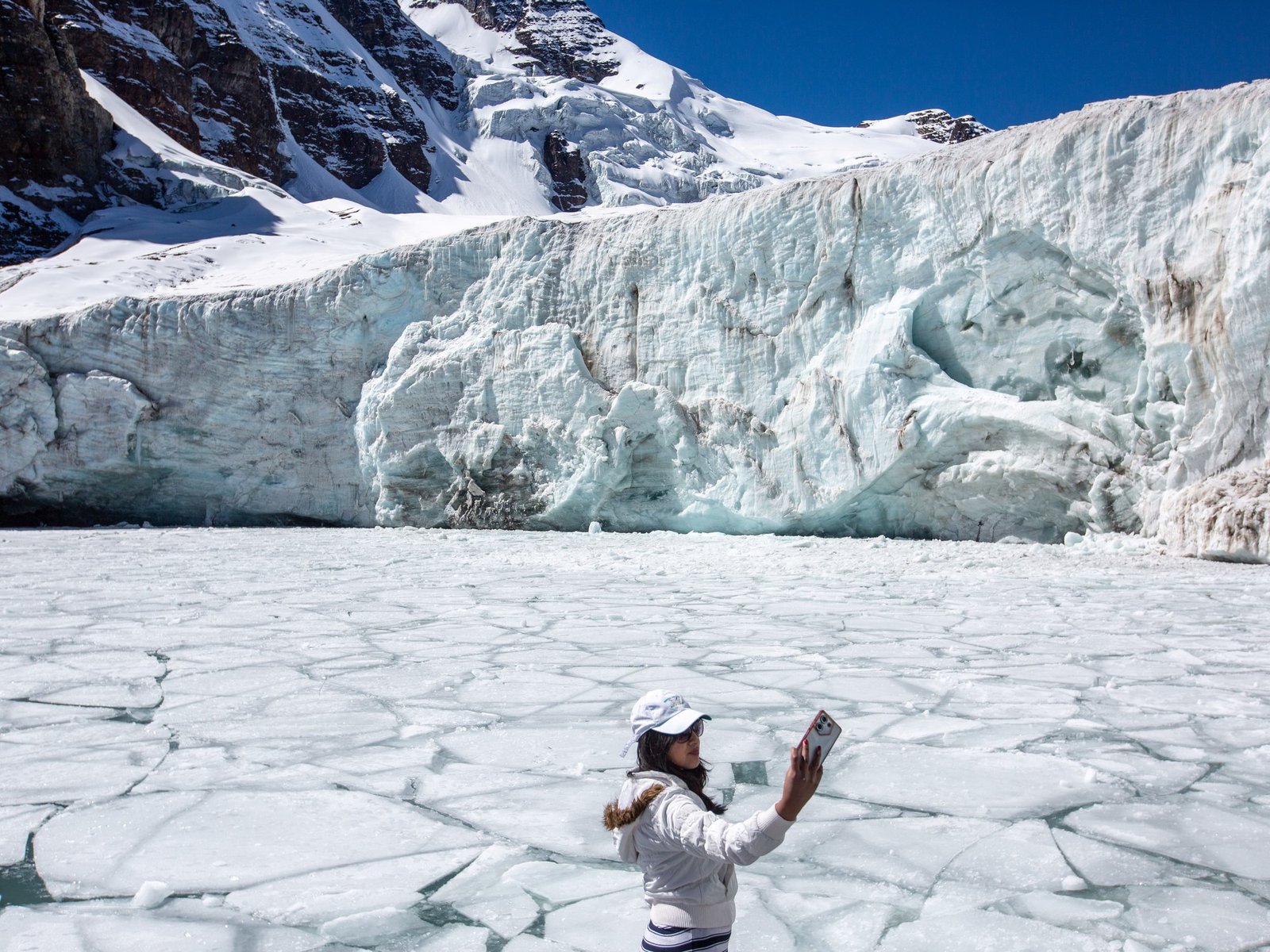  Un paraíso helado en las alturas andinas La aventura andina cobra vida en el asombroso paisaje de la laguna glacial... Descubre más sobre escalada, aunq...