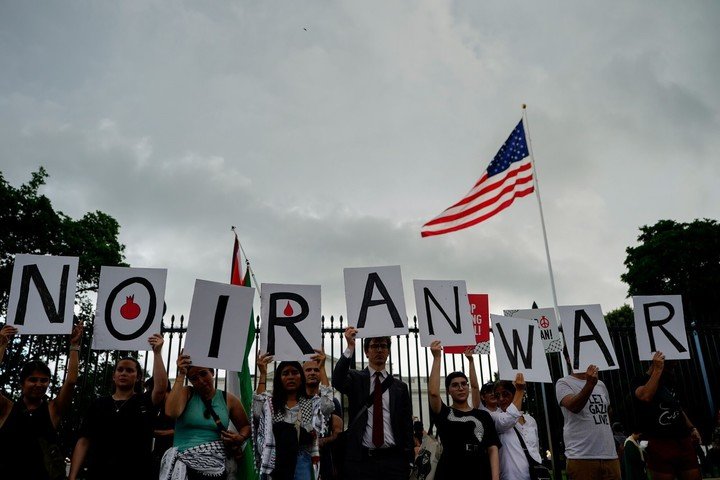 Una manifestación frente a la Casa Blanca contra la eventual intervención de EE.UU. en la guerra contra Irán. Foto: BLOOMBERG 