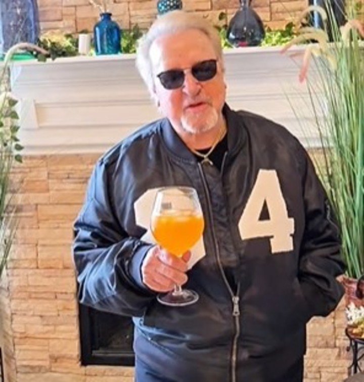 Carlos Villagrán, Quico, cumplió 81 años y lo celebró a lo grande.