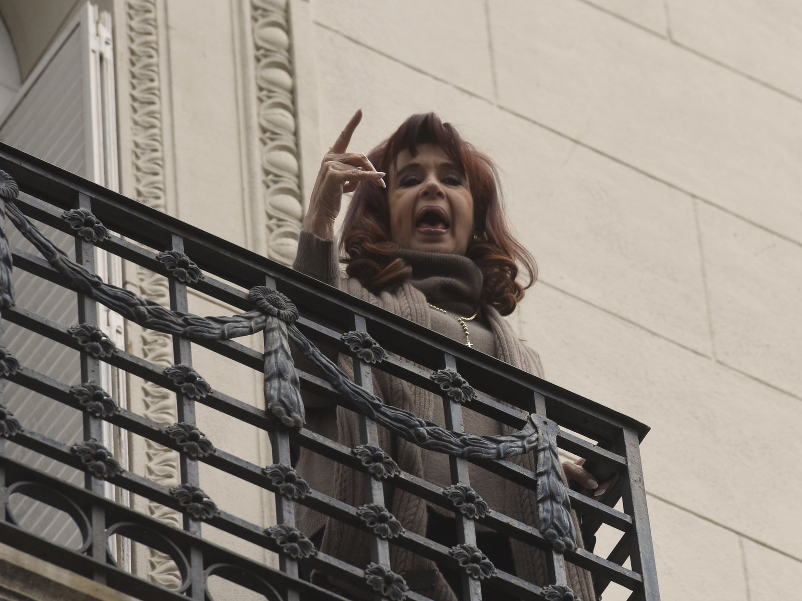 Un nuevo capítulo en la saga judicial de la ex presidenta La situación judicial de Cristina Kirchner da un nuevo giro al... Descubre más sobre manera, mientr...