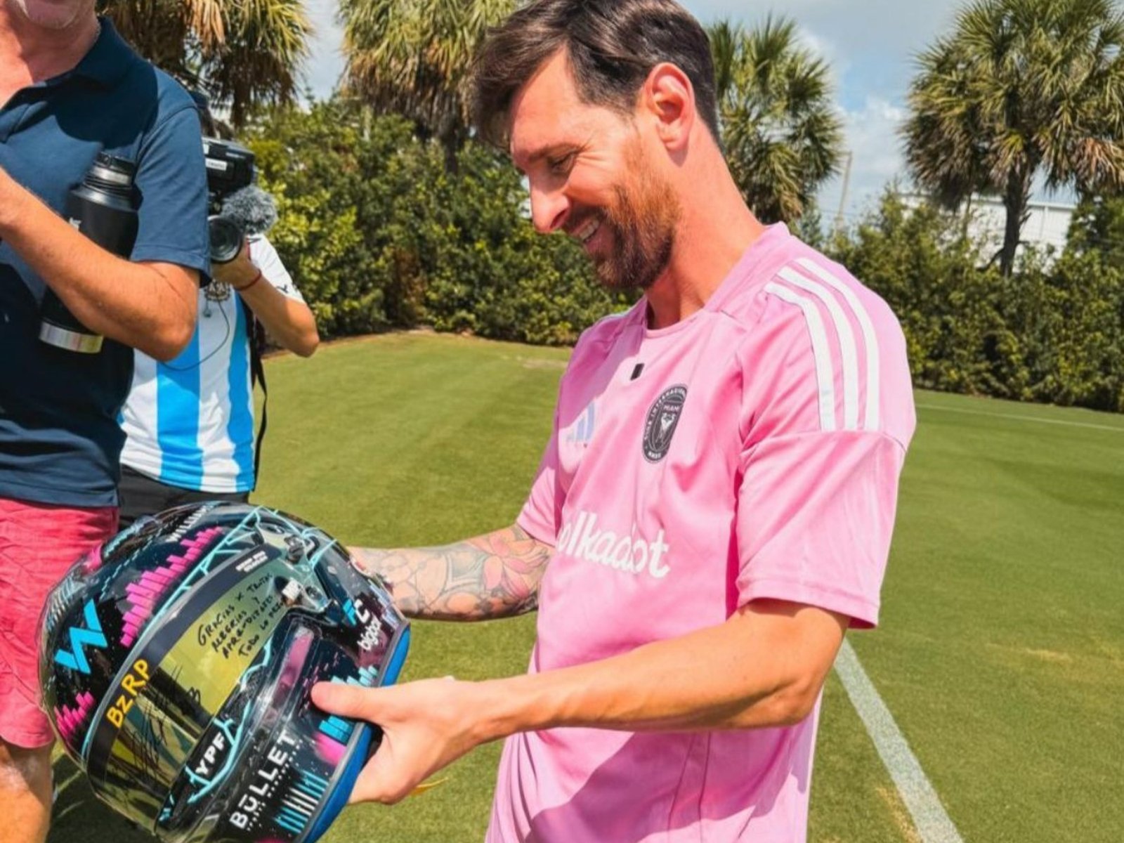 Un gesto simbólico entre titanes del deporte argentino En un emocionante cruce de talentos y gestos, el joven piloto de ... Descubre más sobre lionel messi, ...