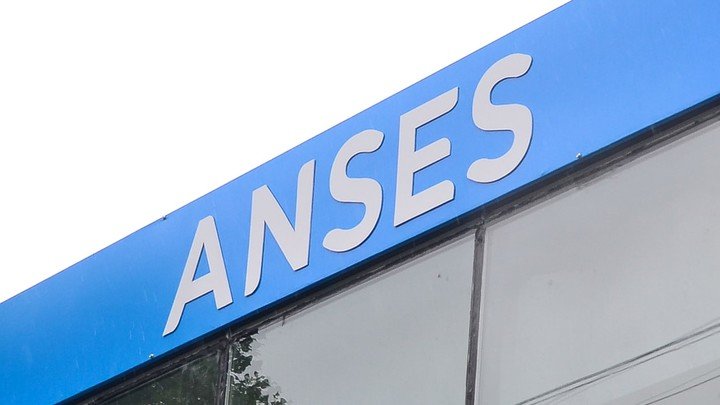 Los jubilados y pensionados cobran el SAC a través de ANSES.