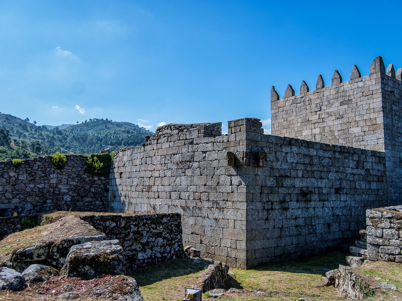En el pueblo hay un castillo del siglo XIII. Al pie de la colina se encuentran los 64 espigueiros.