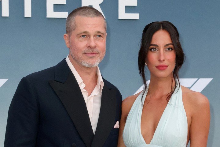 Brad Pitt y su pareja Ines de Ramon en la alfombra roja de "F1". Foto: Reuters