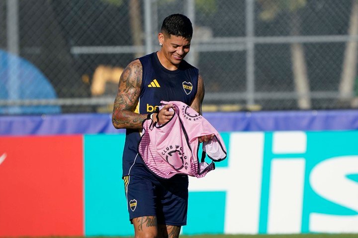 Marcos Rojo se entrenó a la par del grupo en la Universidad de Barry hasta este sábado que no se lo vio en el campo. (Fernando De la Orden, enviado especial)