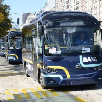 Empieza a funcionar la primera línea de colectivos eléctricos en la Ciudad: cómo será el recorrido y qué frecuencia tendrá 