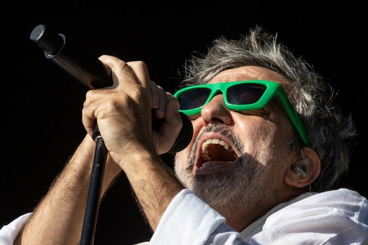 El vocalista y compositor Adrián Dárgelos, cuando Babasónicos se presentó en el Lollapalooza Chile, en marzo. Foto EFE