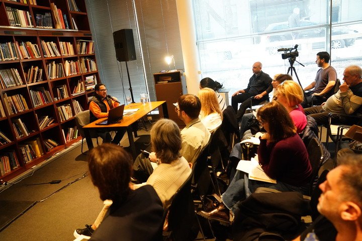 El poeta y traductor costarricense pasó un mes en Buenos Aires como residente del Malba. Y entre varias actividades, ofreció un taller de escritura al que Clarín se sumó. Foto: Emmanuel Fernández.