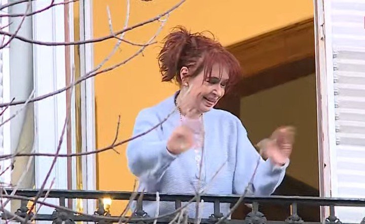 Cristina Kirchner saluda desde el balcón de su departamento