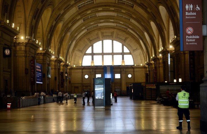El hall de la estación Constitución del tren Roca, una de las afectadas por la amenaza. Foto Luciano Thieberger, archivo