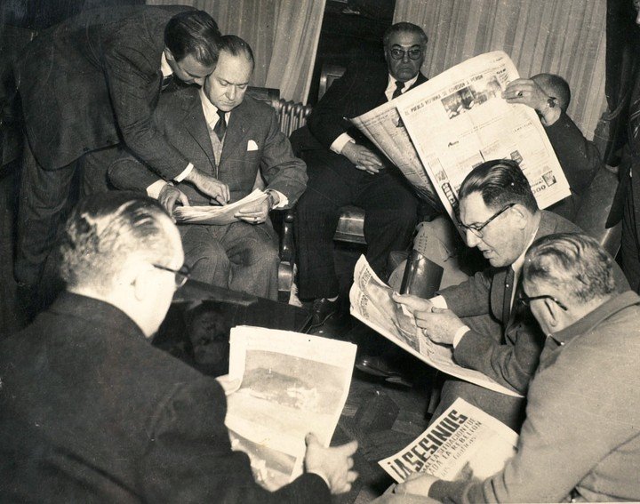 Perón y su círculo íntimo leen los diarios después de los bombardeos a Plaza de Mayo.