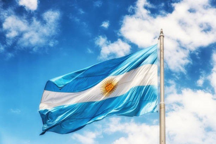El día de la bandera argentina se celebra cada 20 de junio. Foto: iStock.