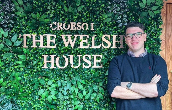 El joven actuó rápido para salvarle la vida a una clienta del restaurante. Foto: The Welsh House/Facebook @thewelshhousecarmarthen.