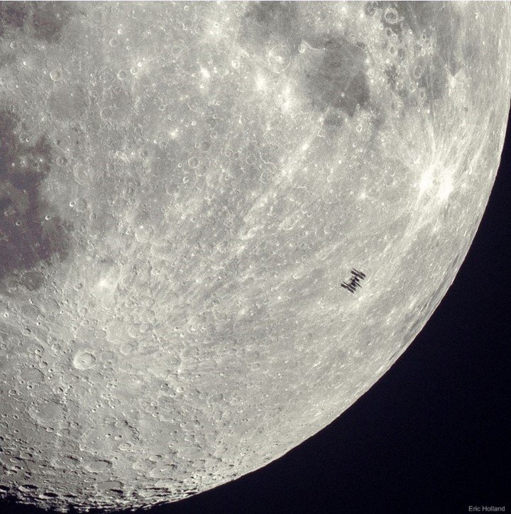 La Estación Espacial Internacional con un fondo donde se ve nítidamente el brillante cráter Tycho de la Luna (Eric Holland).