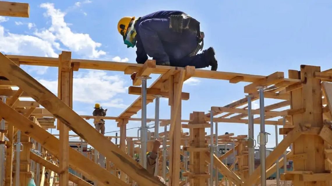 La construcción en el ojo del huracán: un sector que clama por atención La incertidumbre se cierne sobre el sector de la... Descubre más sobre dicho, pública...