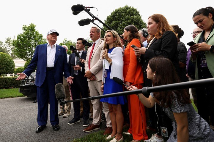 Trump habla con los medios. Foto: Reuters