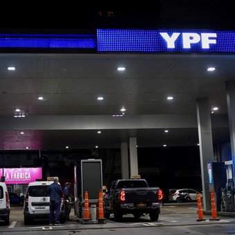 YPF bajará la nafta de madrugada, hará promociones y evitará filas en sus estaciones con inteligencia artificial