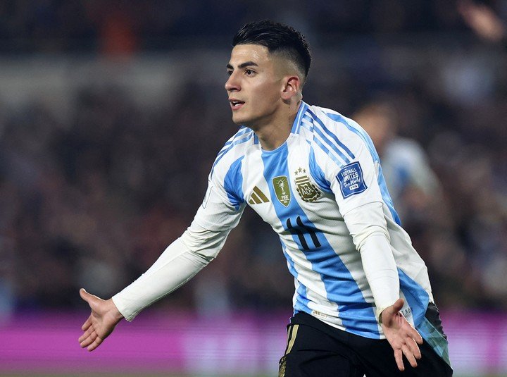 Thiago Almada festeja su gol ante Colombia. Foto: Reuters.