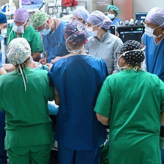 En una histórica cirugía de 12 horas y con 50 profesionales separaron con éxito a dos siamesas