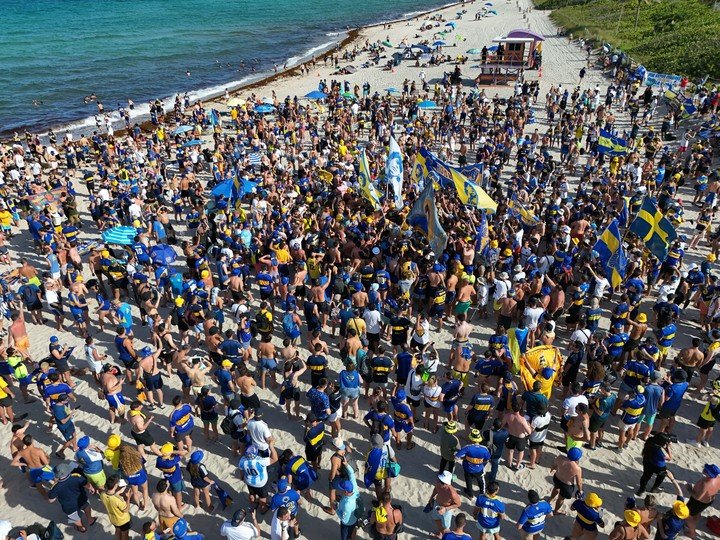 Un nutrido grupo de hinchas de Boca realizó el segundo banderazo en South Beach. (Fernando De la Orden, enviado especial)
