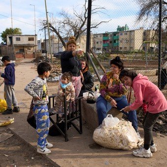 Baja de la pobreza: el freno en alimentos consolida la mejora del índice
