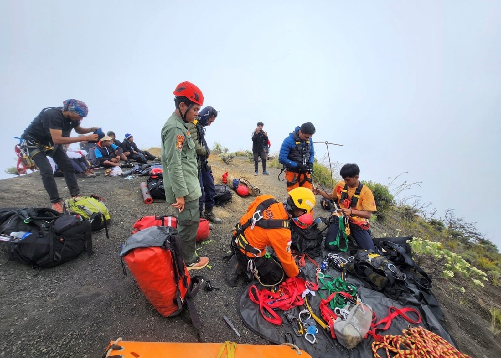 este martes por la mañana, unos 50 rescatistas fueron desplegados y, además, estaba planeado enviar un equipo en helicóptero para peinar la zona. Foto: EFE