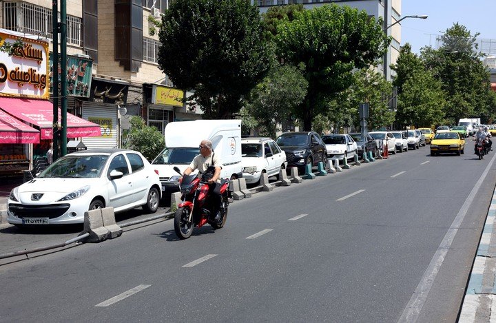 En las redes también circulaban videos que muestran largas filas de espera en las gasolineras. Foto EFE