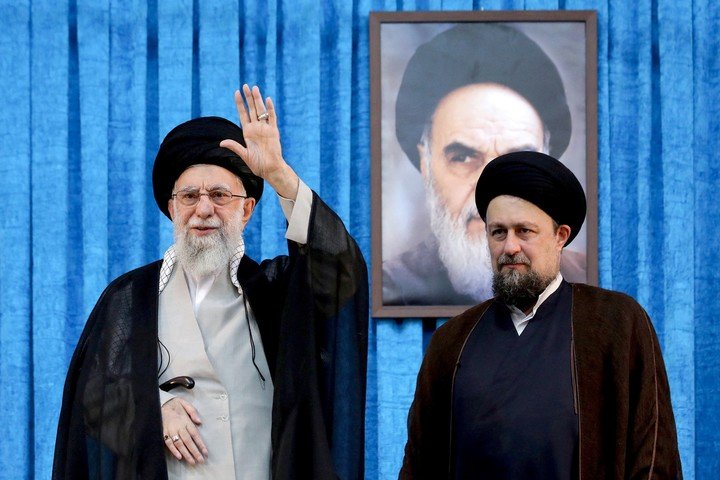 El nieto del ayatolá Ruhollah Khomeini, Hassan Khomeini, se encuentra junto al líder supremo de Irán, el ayatolá Ali Khamenei. Foto Reuters