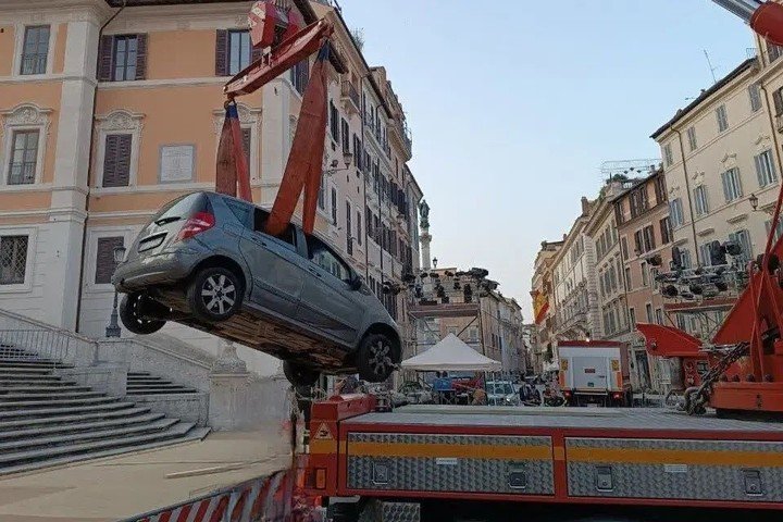 El coche está siendo retirado por una grúa. Foto Vigili del Fuoco