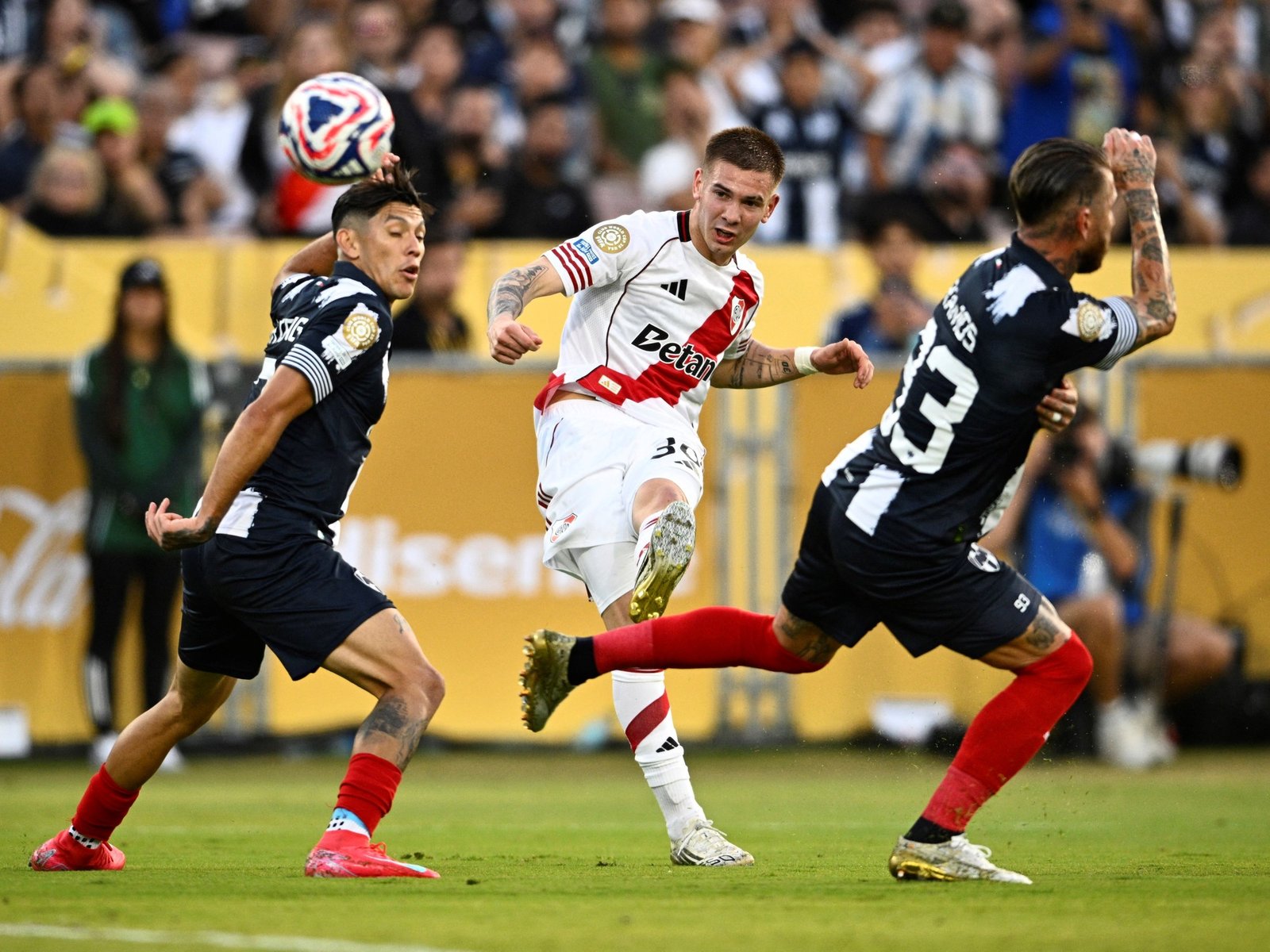 Un empate que complica el sueño de River Plate en el Mundial de Clubes En la noche del sábado, más de 30,000 hinchas se ... Descubre más sobre difícil, oport...