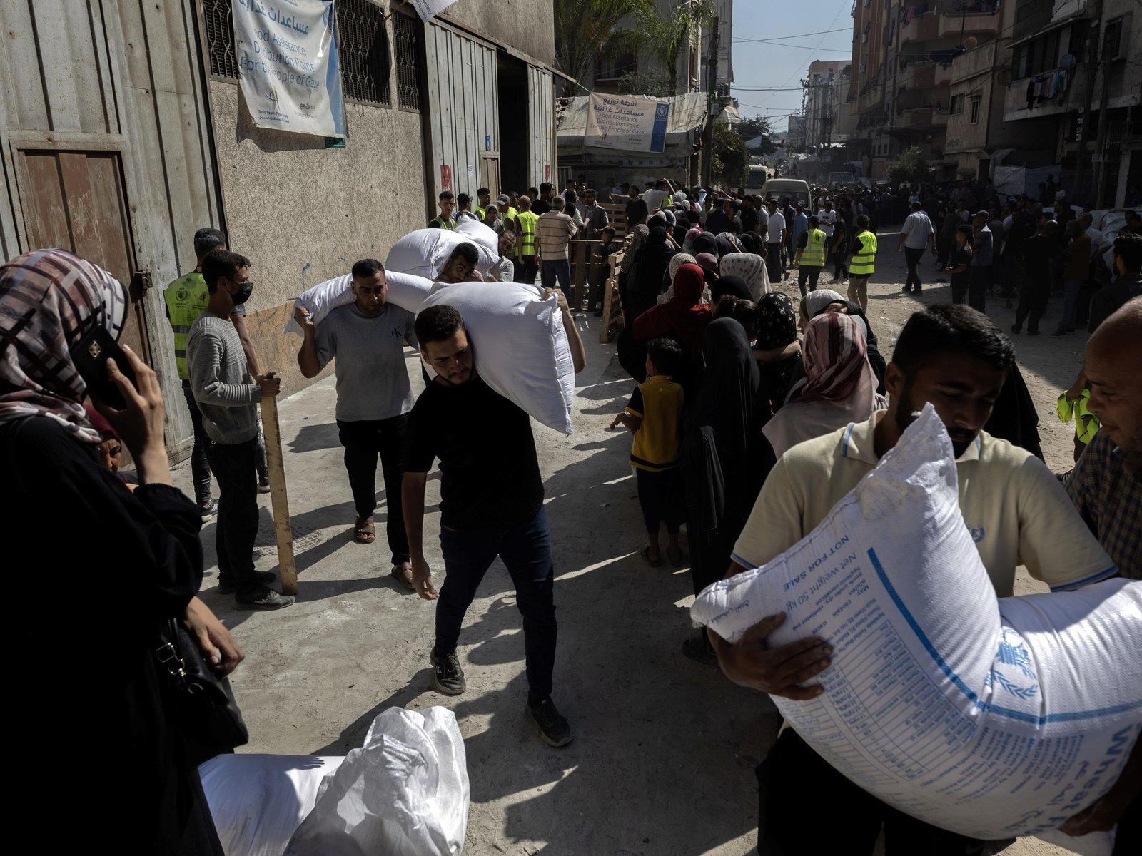 El caos y la desesperación en la búsqueda de sustento La situación humanitaria en la Franja de Gaza ha alcanzado niveles... Descubre más sobre violencia, log...