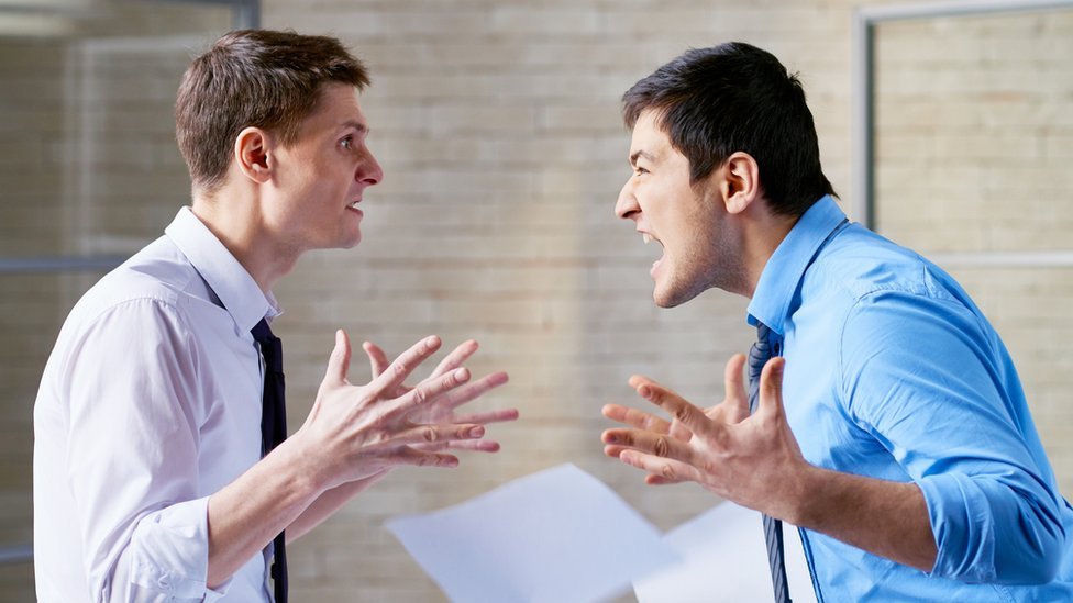 Las 7 frases que usan las personas maleducadas, según la psicología en El Cronista, Información General