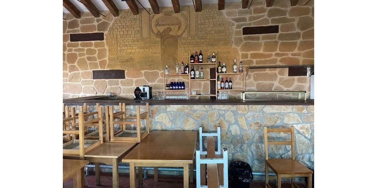 El pueblito de España que ofrece una casa a quien se mude y se ocupe del bar local en Redacción Clarín, La