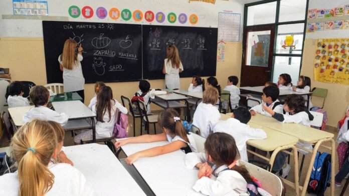 Aguinaldo confirmado para docentes 2025 en El Cronista, Economía