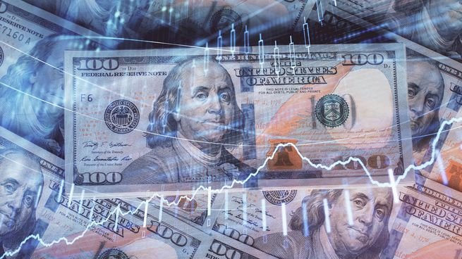 El dólar blue sube $ 10, pero el oficial lo supera y continúa la brecha en negativa en El Cronista, Finanzas
