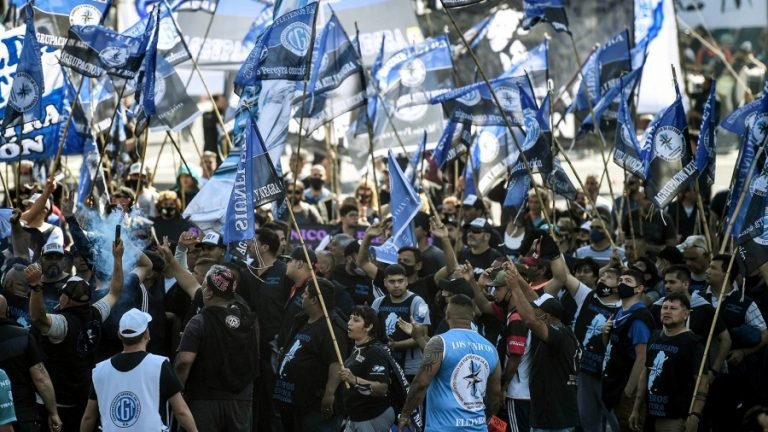 Sindicatos, feminismos y organizaciones sociales marchan al Congreso contra la motosierra en El Cronista, Economía
