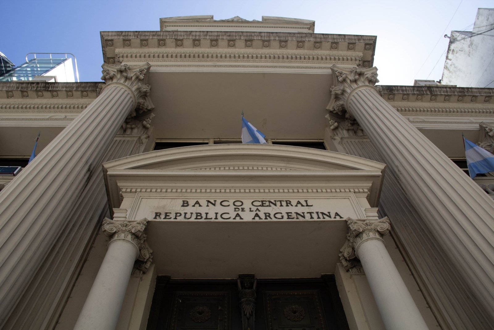 Por qué los economistas "amigos" del Gobierno le piden más reservas al BCRA en El Cronista, Finanzas