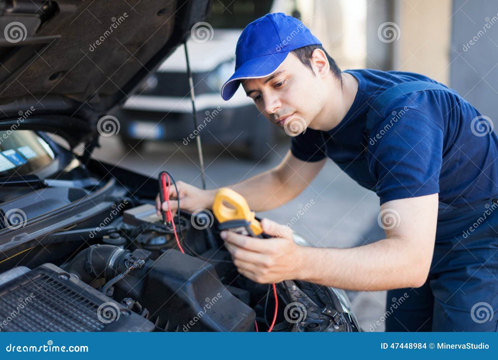 electricista de automóviles