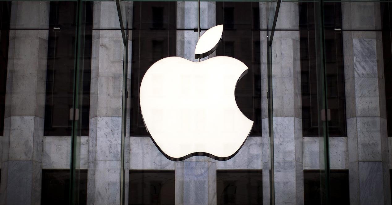 WhatsApp le dijo a la BBC que apoya a Apple en la disputa legal con el Reino Unido sobre los datos de los usuarios.