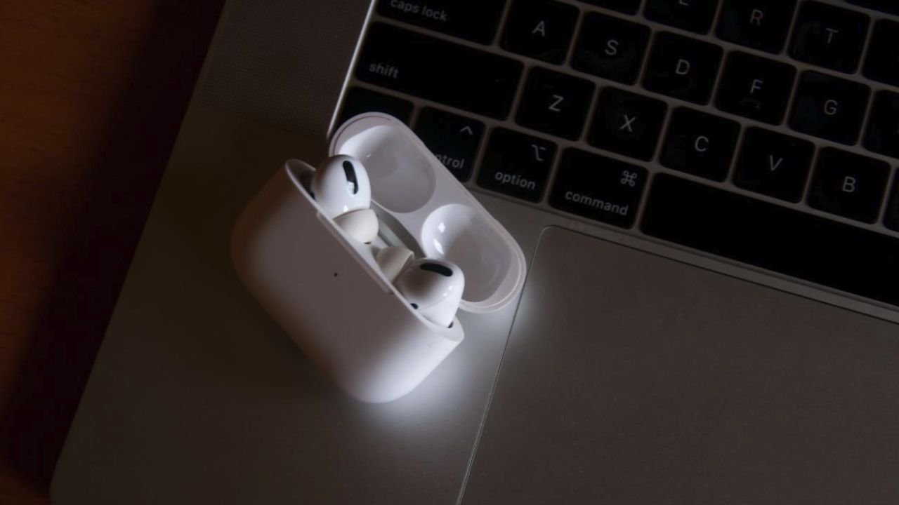 Apple lanza un nuevo firmware para los AirPods Pro 2 con funciones para iOS 18. AirPods