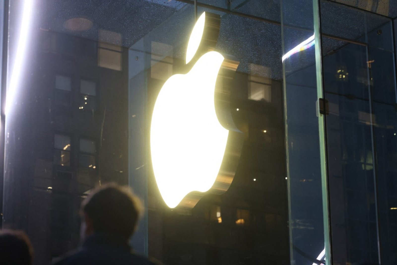 La UE multa a Apple y Meta por violar las reglas de competencia justa.