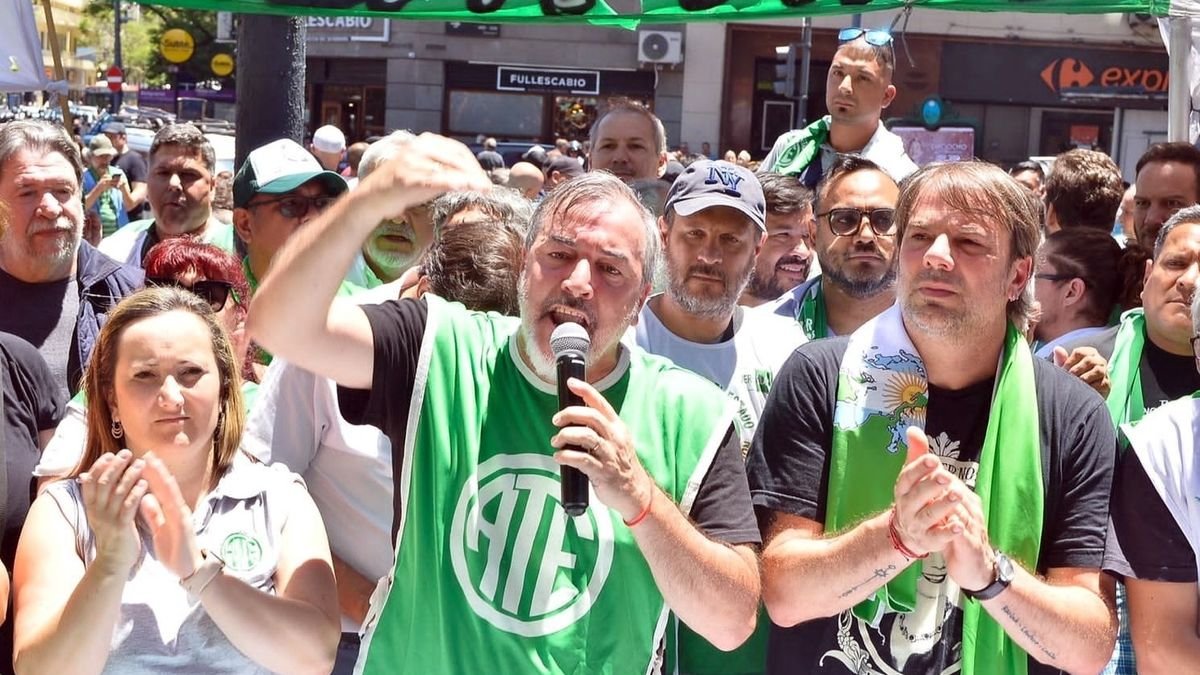 Sindicatos, feminismos y organizaciones sociales marchan al Congreso contra la motosierra en El Cronista, Economía