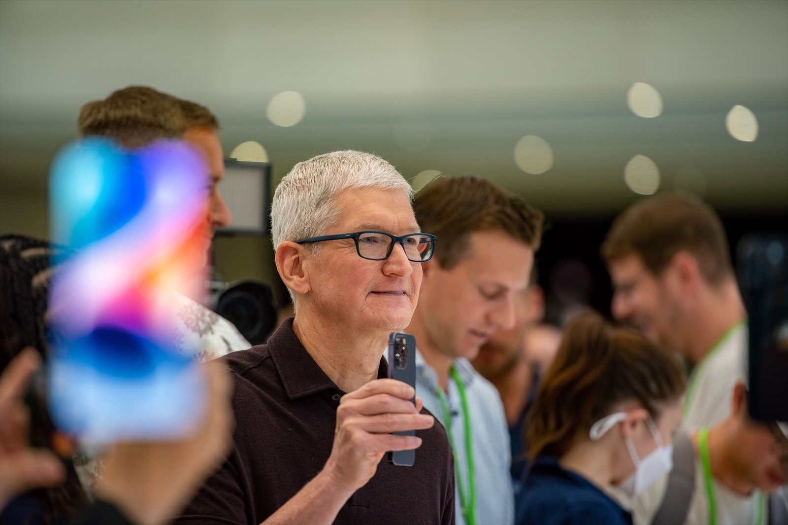 Apple avanza con actualizaciones modestas de inteligencia artificial mientras los rivales aceleran. Claro, pero necesito un poco más de contexto para poder ayudarte. ¿Te referís a Siri, el asistente virtual de Apple, o hay algo más específico que quieras traducir?