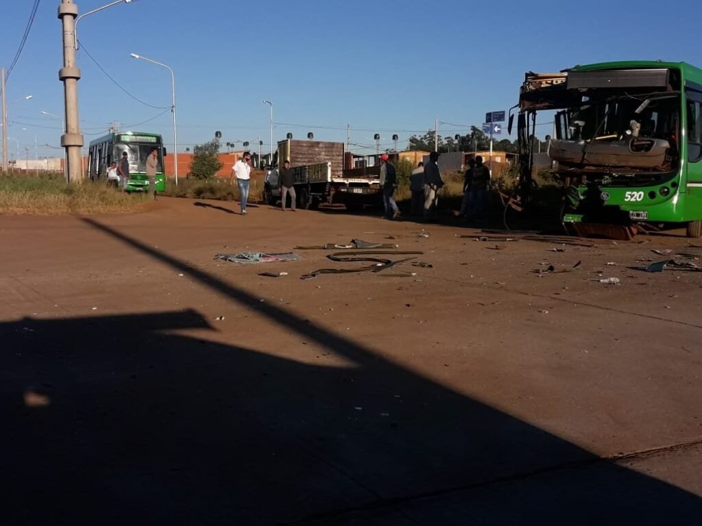 Imagen relacionada con Accidente en el centro de Posadas dejó a una mujer herida y daños materiales.