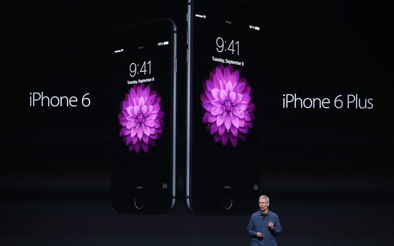 Trump dice que tiene un "pequeño problema" con Tim Cook por la producción de Apple en India. iPhone