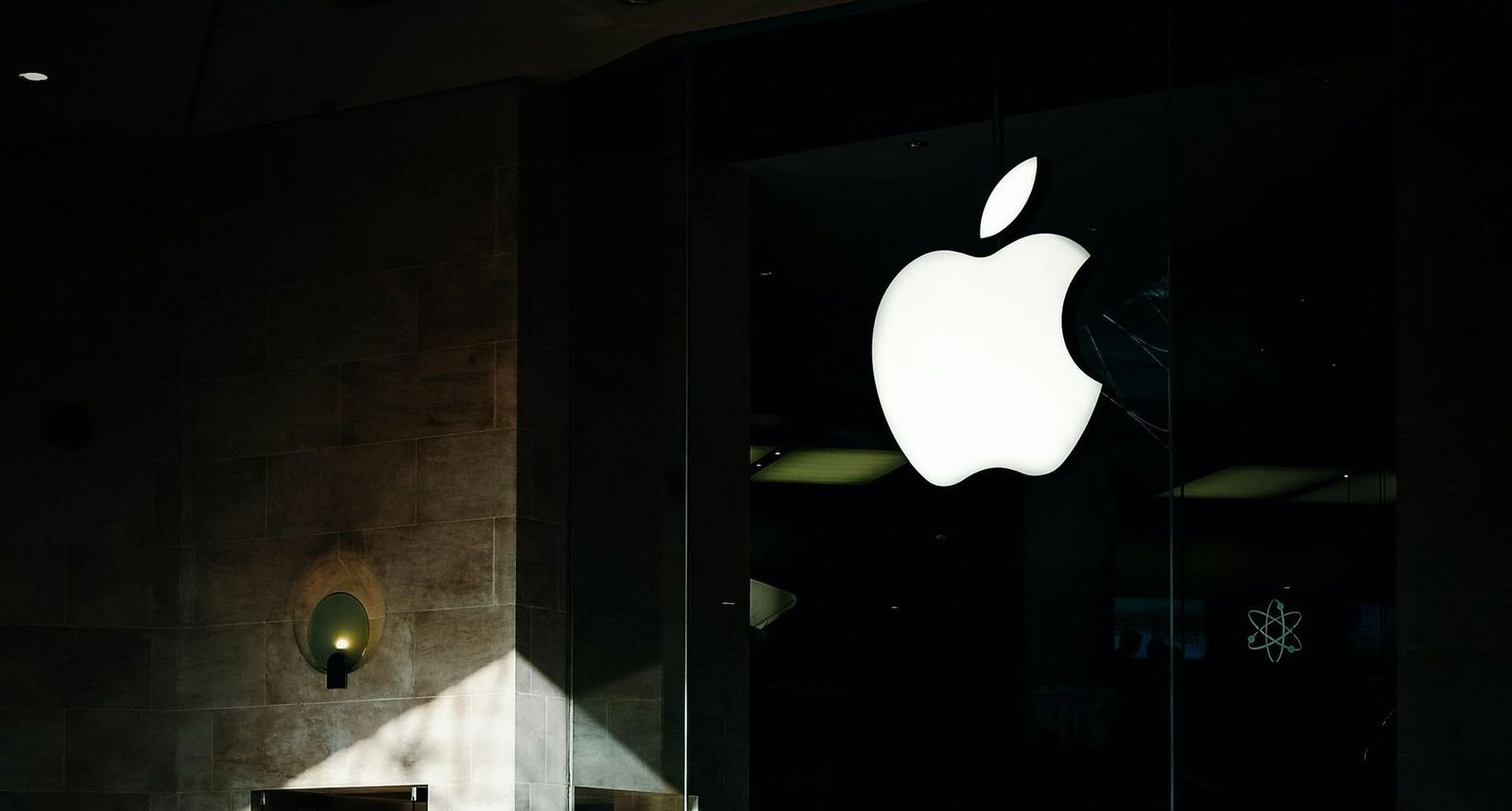 Antes de la WWDC, Apple informó que la App Store bloqueó transacciones fraudulentas por $2 mil millones el año pasado y $9 mil millones en los últimos cinco años. Parece que el texto que proporcionaste está incompleto o no es claro. Si podés darme más información o el texto completo que querés traducir, estaré encantado de ayudarte.